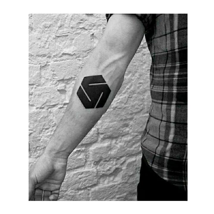 Tatouage éphémère temporaire géométrique carré noir