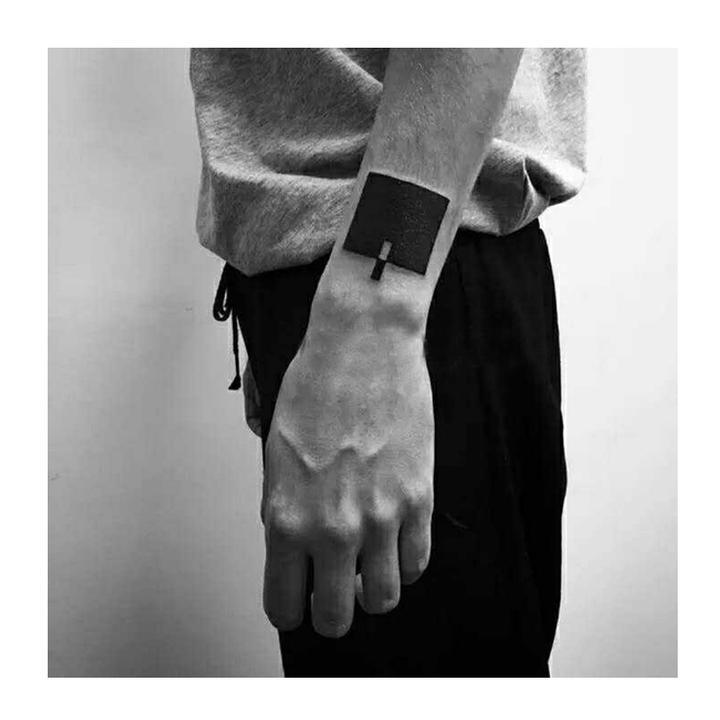 Tatouage éphémère temporaire géométrique carré noir
